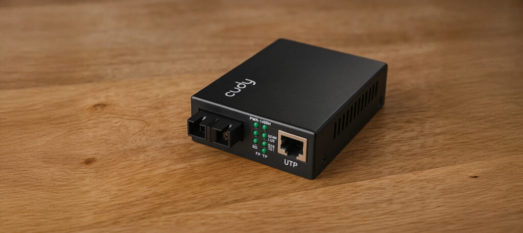 Media konwerter na drewnianym stole