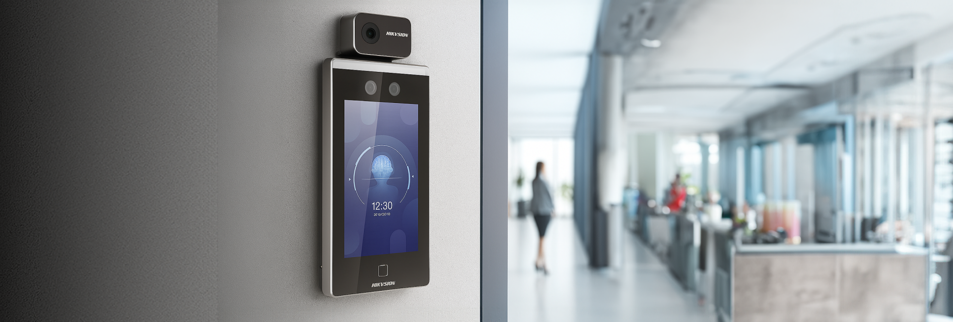 Terminal rozpoznawania twarzy na ścianie