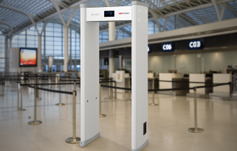 Bramka do wykrywania metali na lotnisku